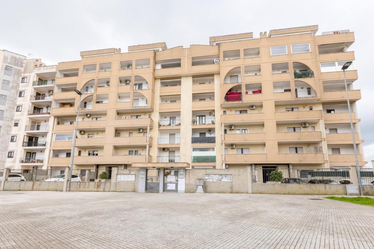 Apartament Lecce Colorful Flat With Terrace & Parking Zewnętrze zdjęcie